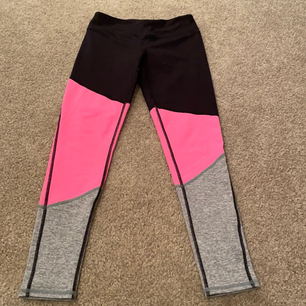 Girl’s color blocked leggings!